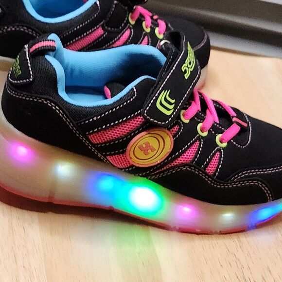 XDH Light-Up Skate Shoes – Girls Size 35  – No-Tie – Retractable Wheels - Picture 2 of 8